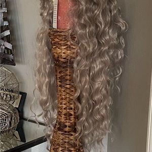 New 26” ssy hairline wig, color Ombré Grey